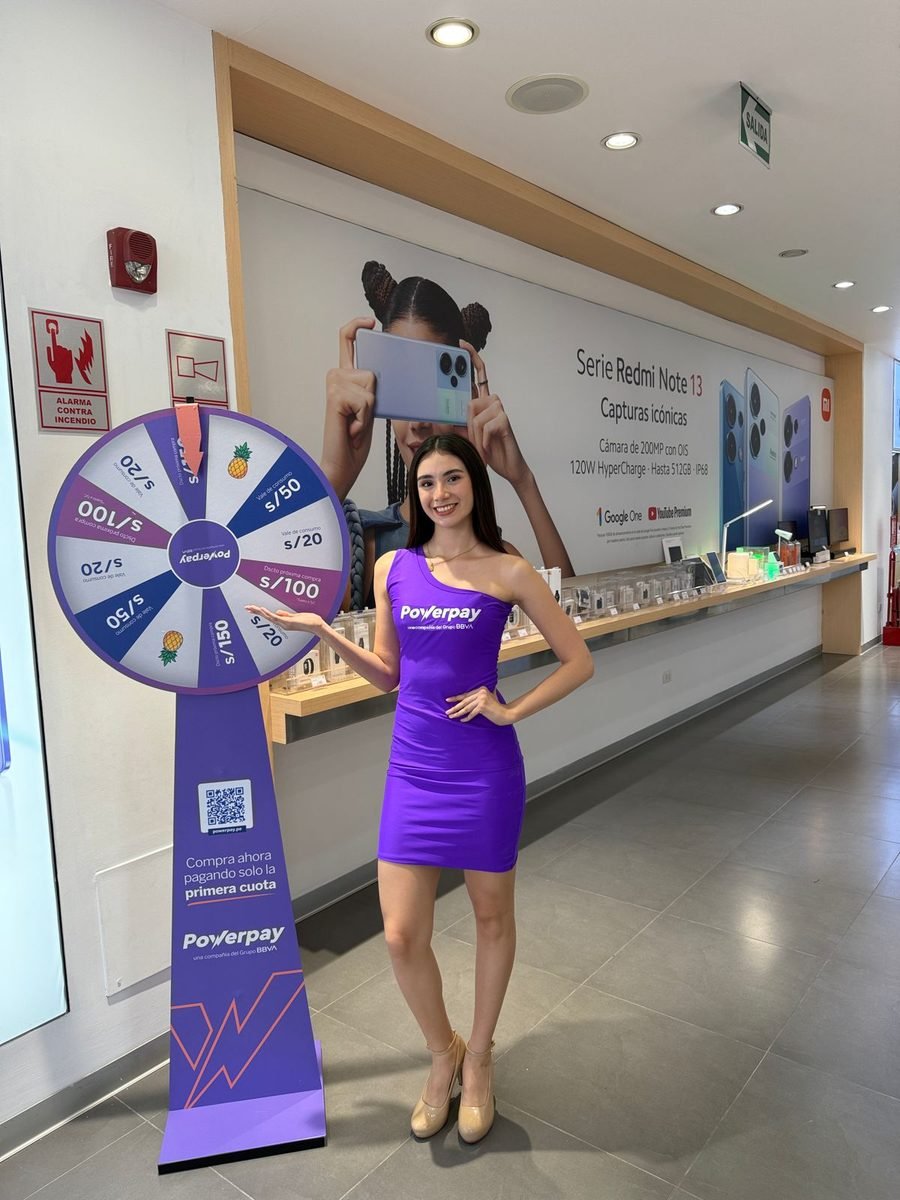 Anfitriona de Powerpay con ruleta de premios en activación de tienda