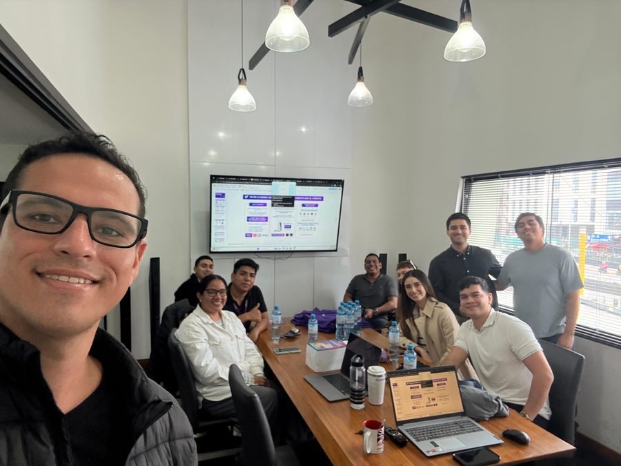 Equipo de promotores capacitados con material de campaña Powerpay antes del despliegue a campo