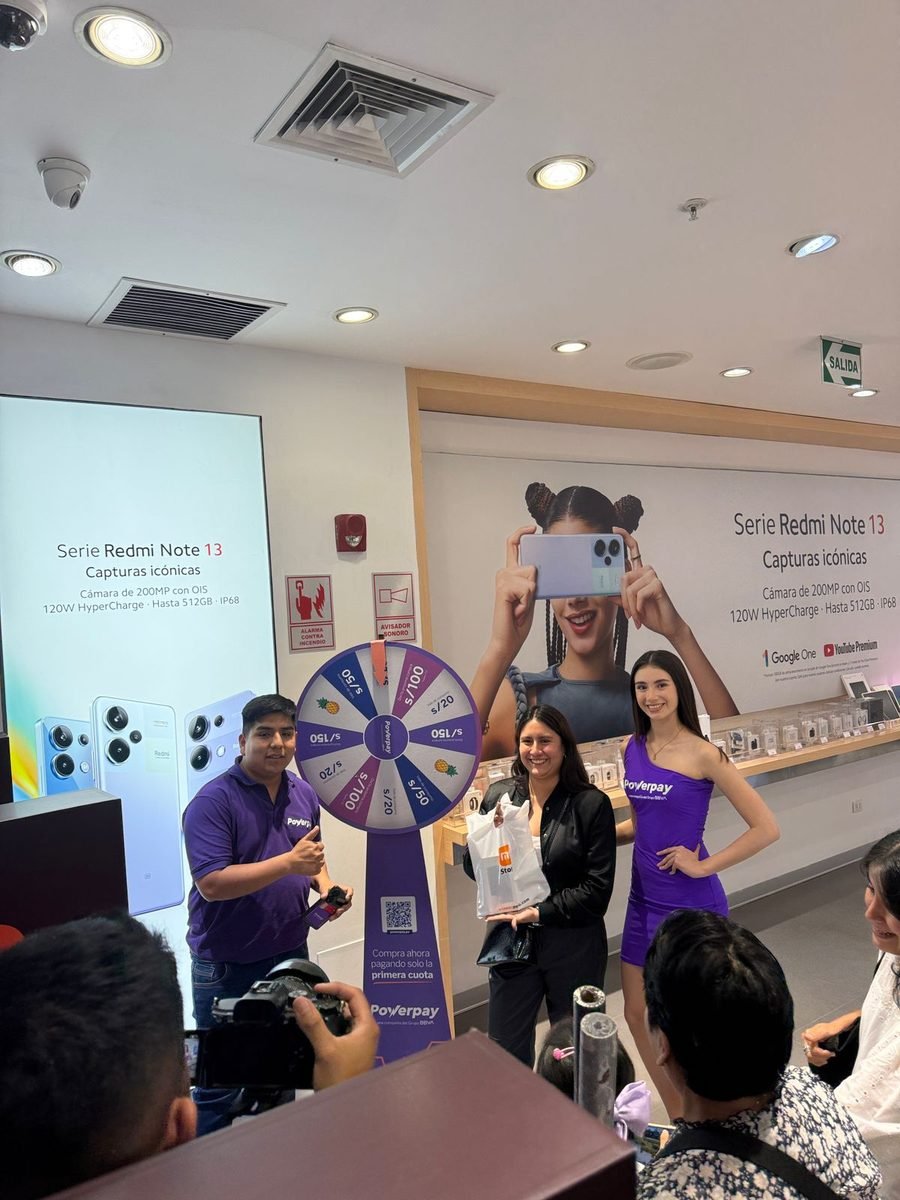 Promotora Powerpay en punto de activación de tienda Xiaomi con ruleta de premios