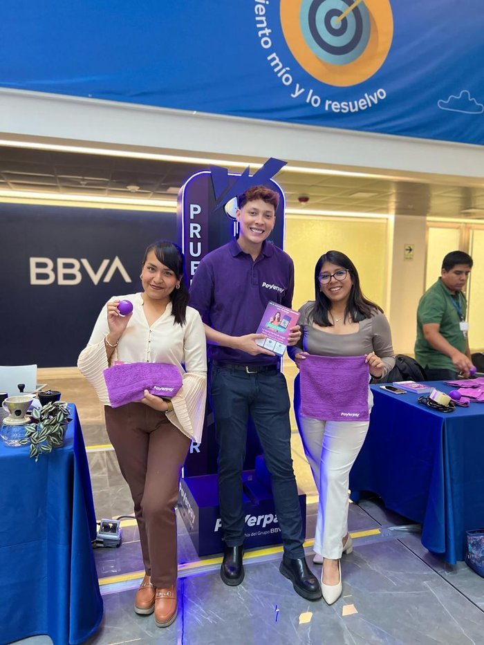 Activación BTL de Powerpay con promotoras en tienda BBVA