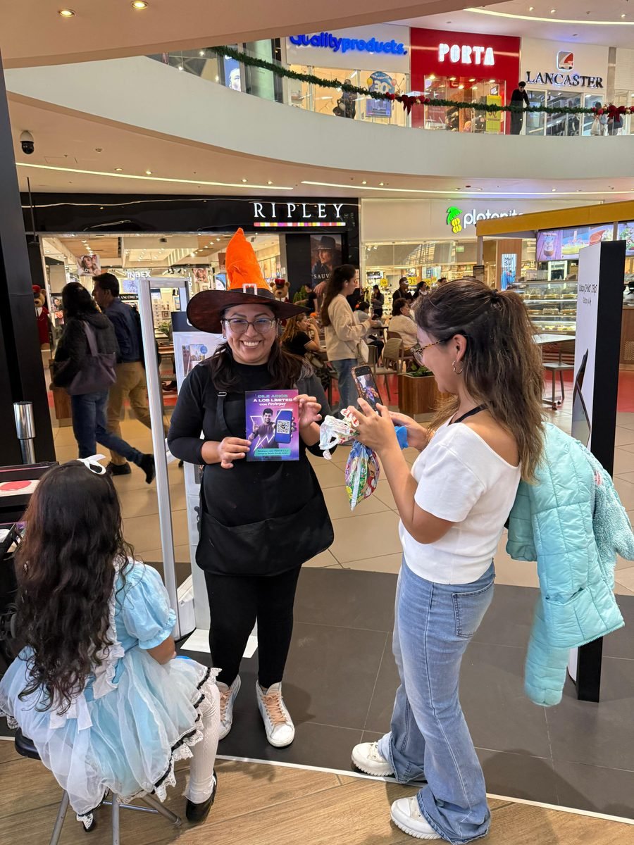 Activación temática de Halloween de Powerpay en pasillo del centro comercial