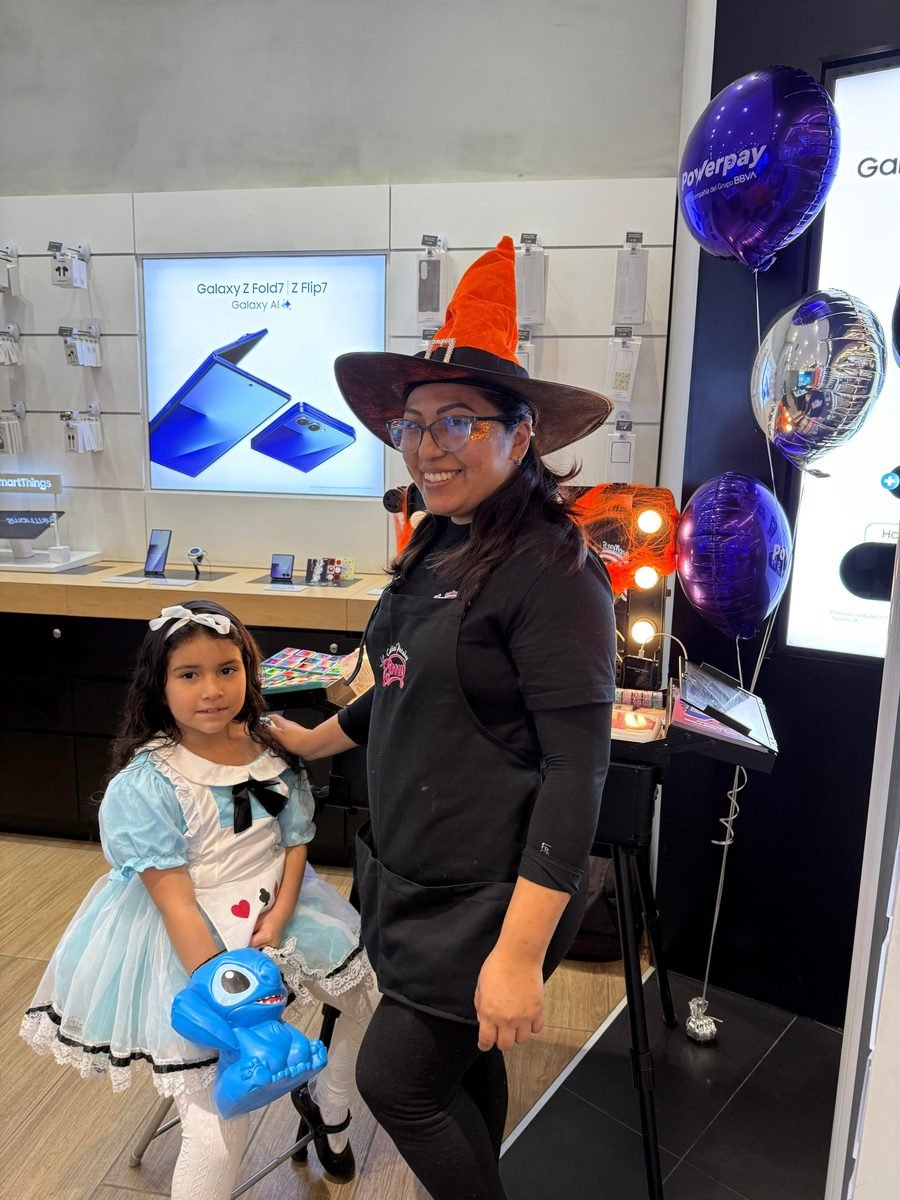 Activación temática de Halloween de Powerpay en tienda Samsung