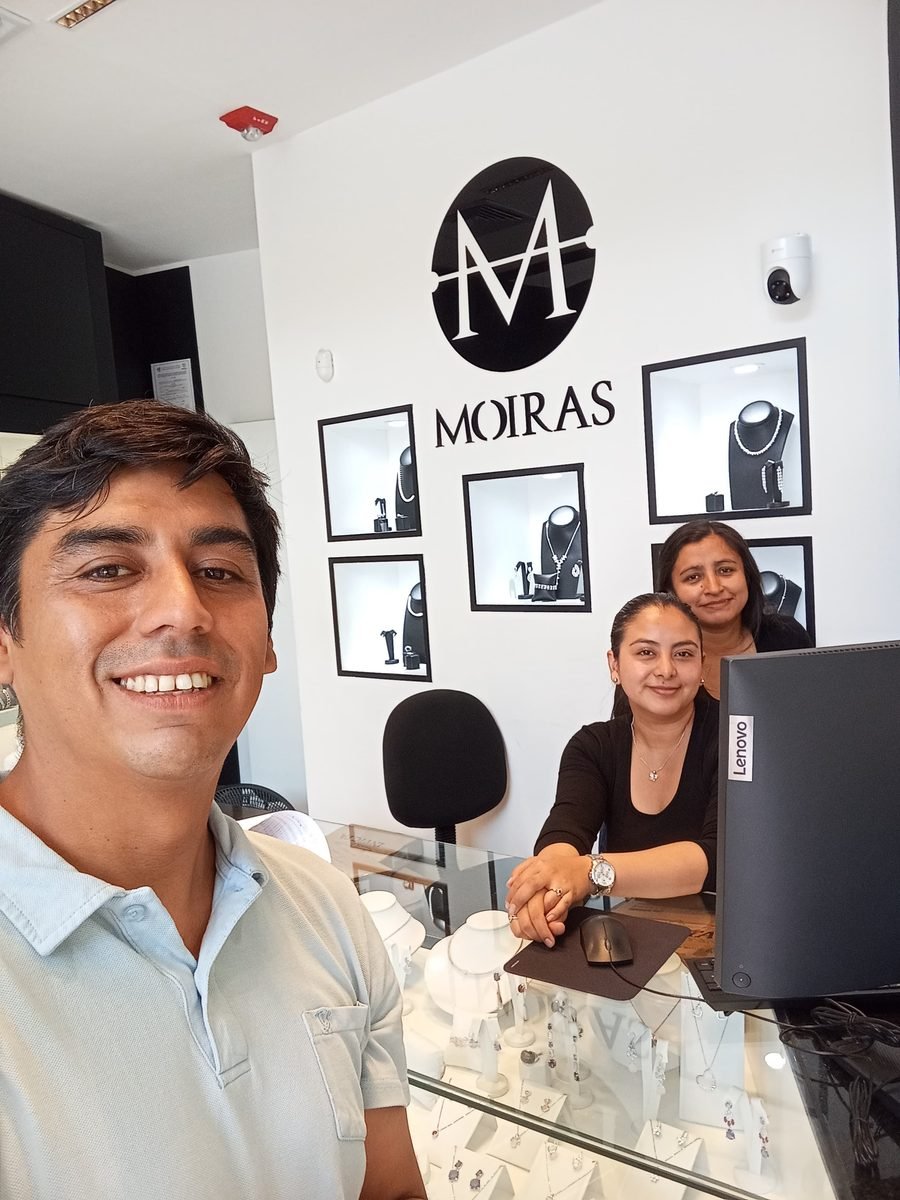 Equipo del programa capacitado en tienda afiliada Moiras