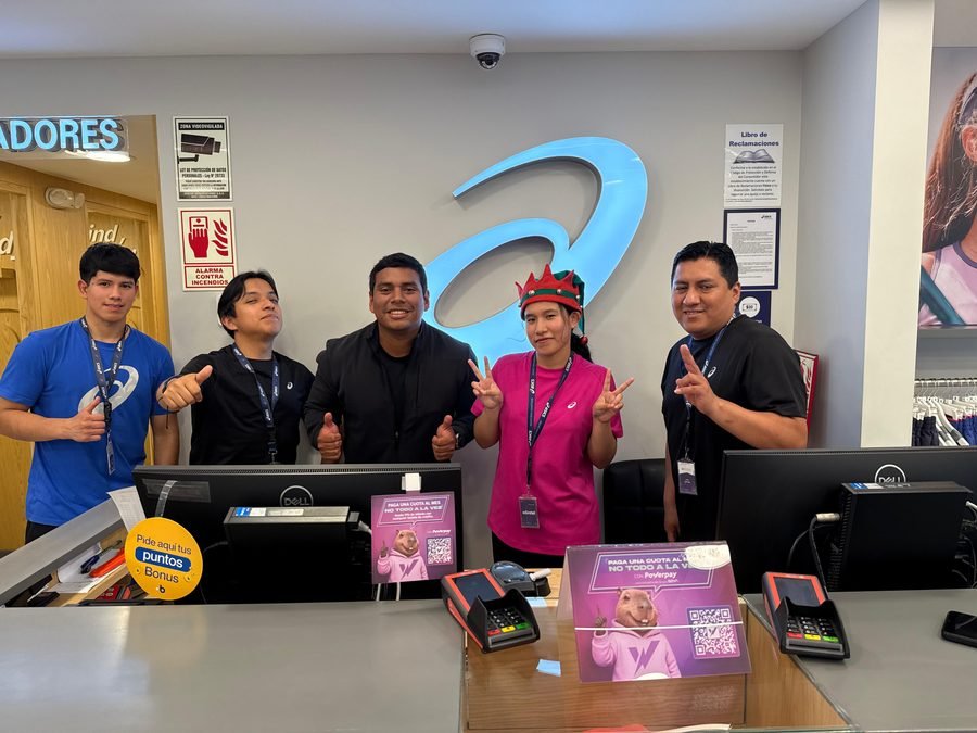 Equipo de tienda Asics con material del programa Powerpay