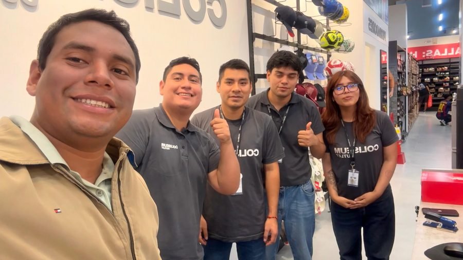 Equipo ASPIRIA en tienda afiliada Coliseum