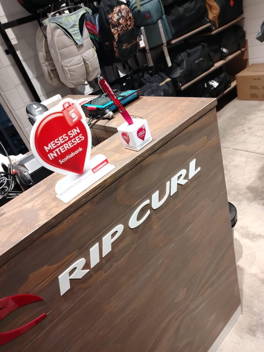 Material Meses Sin Intereses instalado en tienda Rip Curl