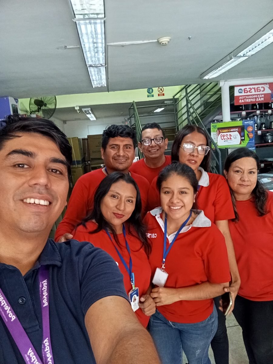 Equipo Powerpay con personal de tienda Carsa