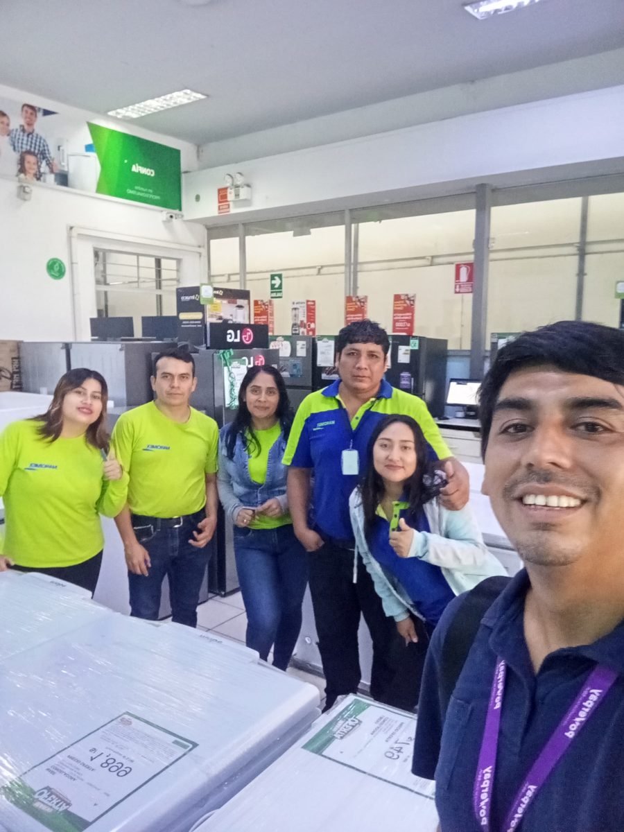 Equipo Powerpay con personal de tienda Marcimex