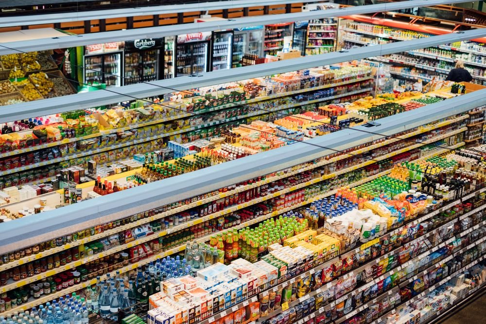 Góndola de abarrotes completamente abastecida y señalizada