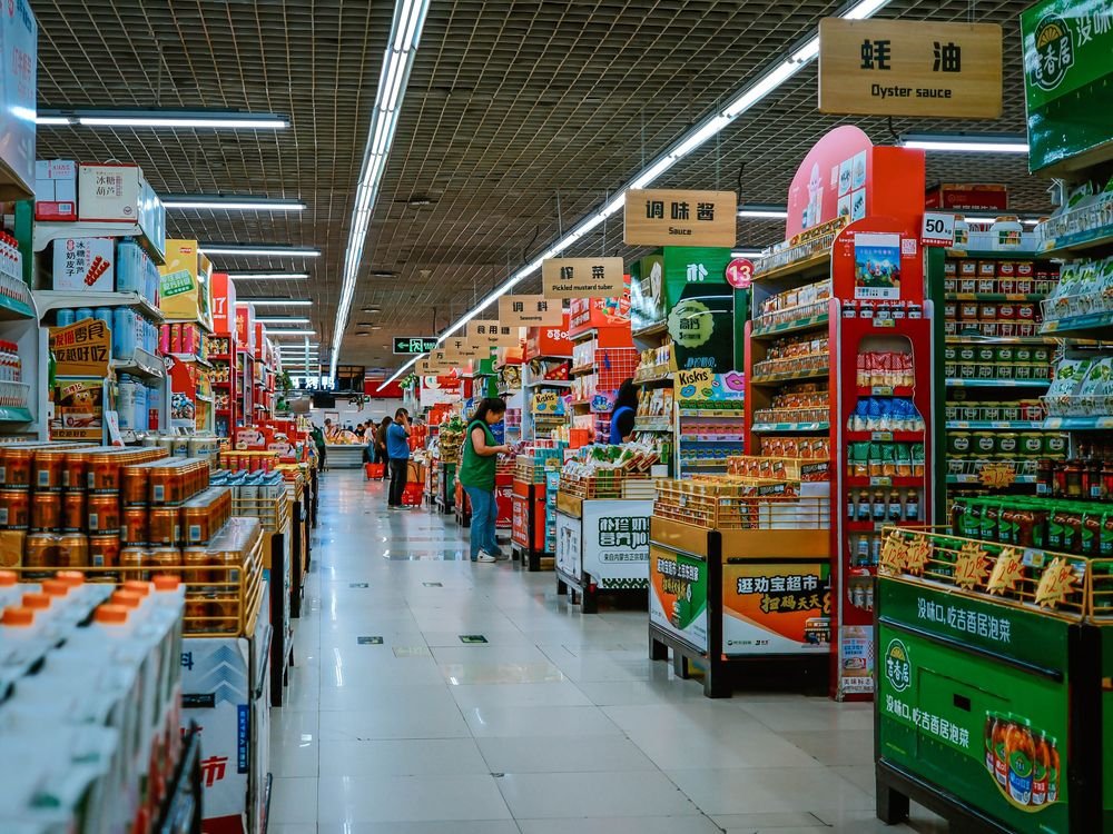 Pasillo de supermercado con exhibición y señalización de categoría