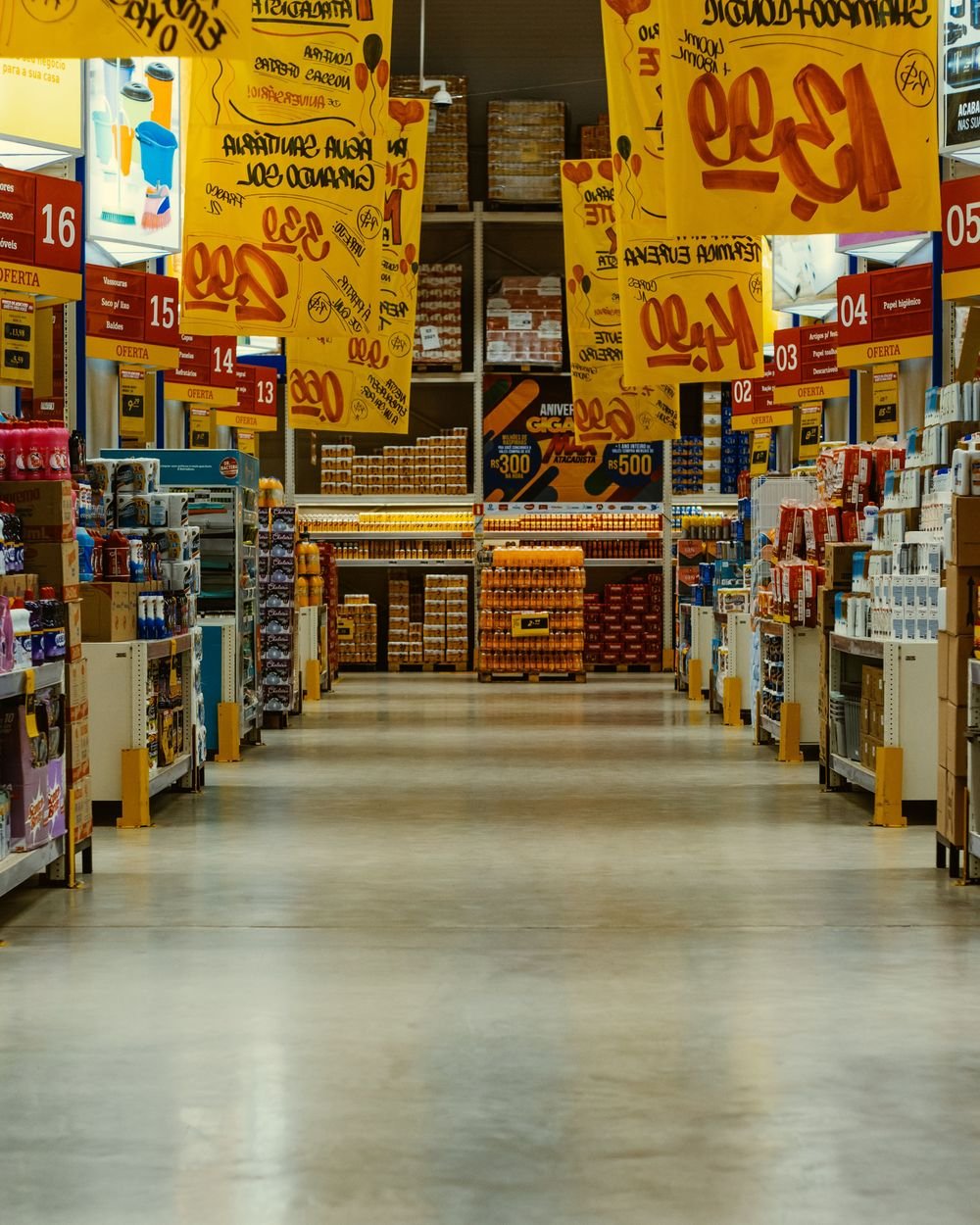 Punto de venta con material de oferta y precios destacados