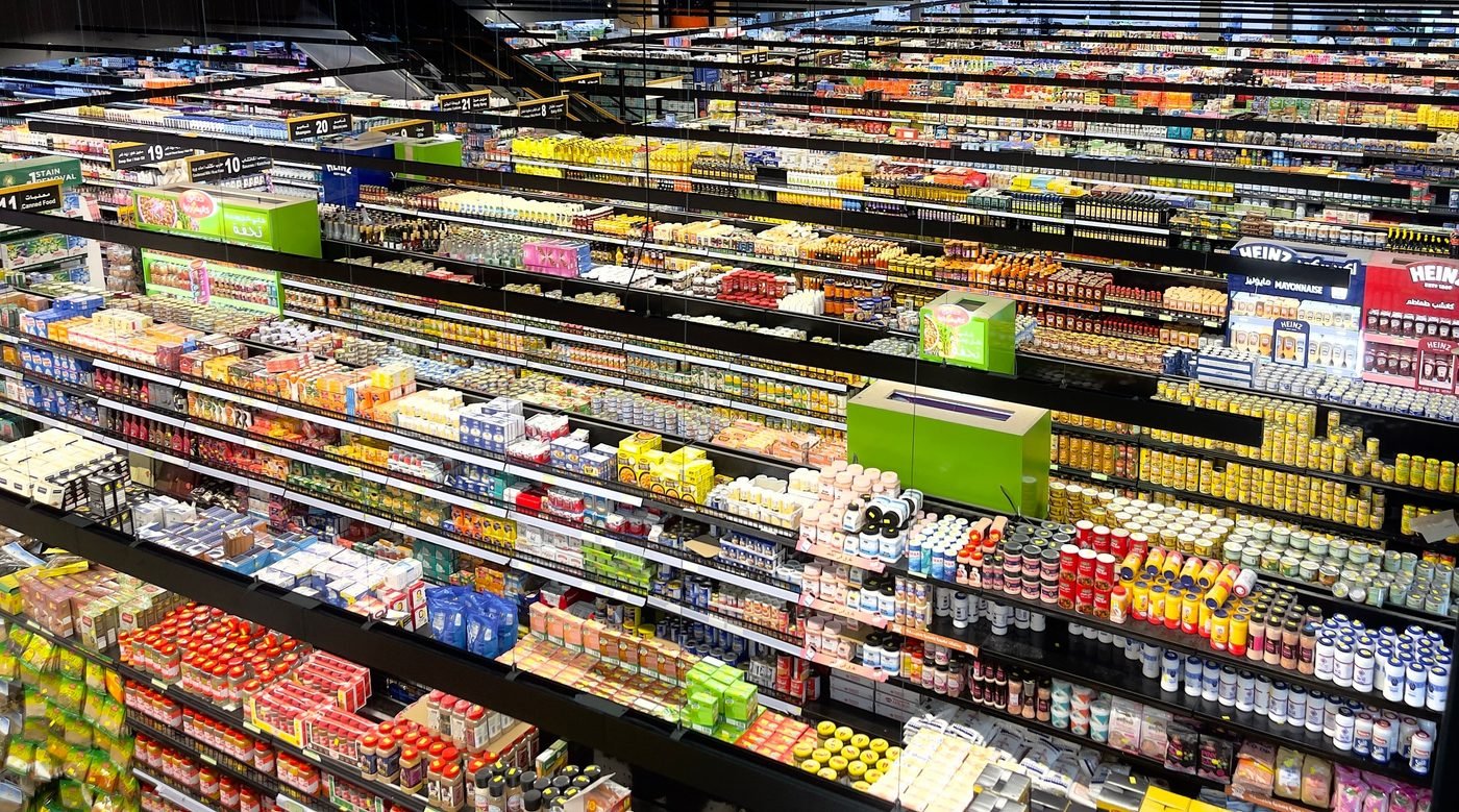 Góndola de supermercado completamente abastecida y ordenada, evidencia de ejecución de trade marketing